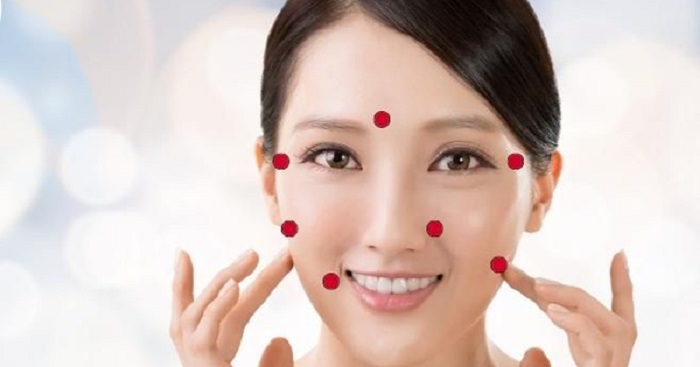 Bấm huyệt xóa nếp nhăn