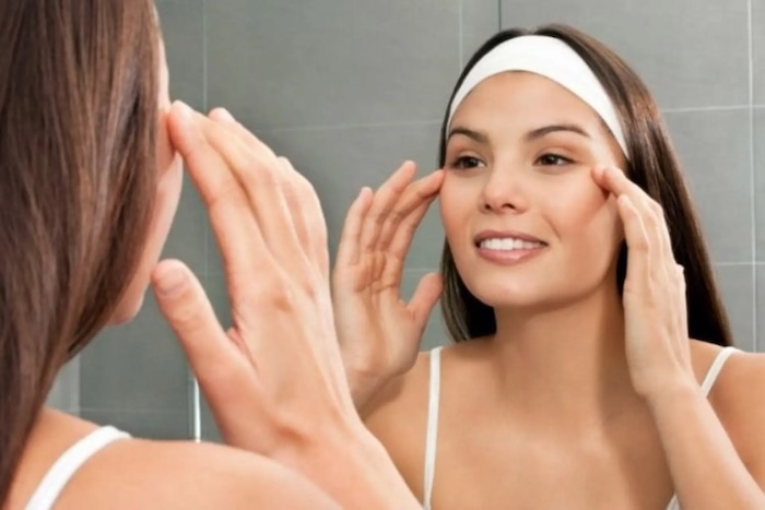 Cách massage xóa nếp nhăn vùng mắt