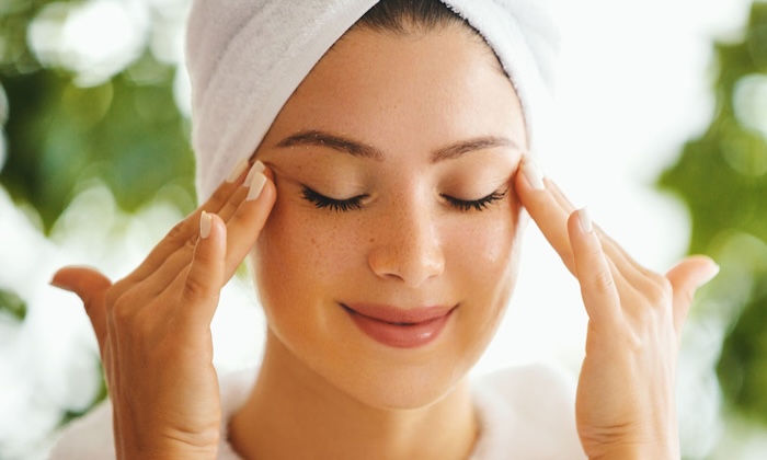 Cách massage xóa nếp nhăn vùng mắt