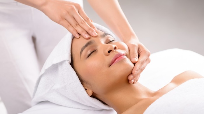 Cách xóa nếp nhăn ở cổ tại nhà