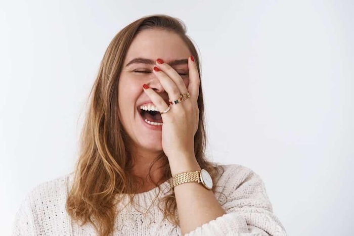 Cười có nếp nhăn ở miệng