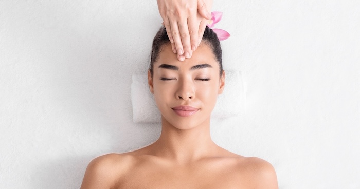 Làm mờ nếp nhăn ở trán Làm mờ nếp nhăn ở trán