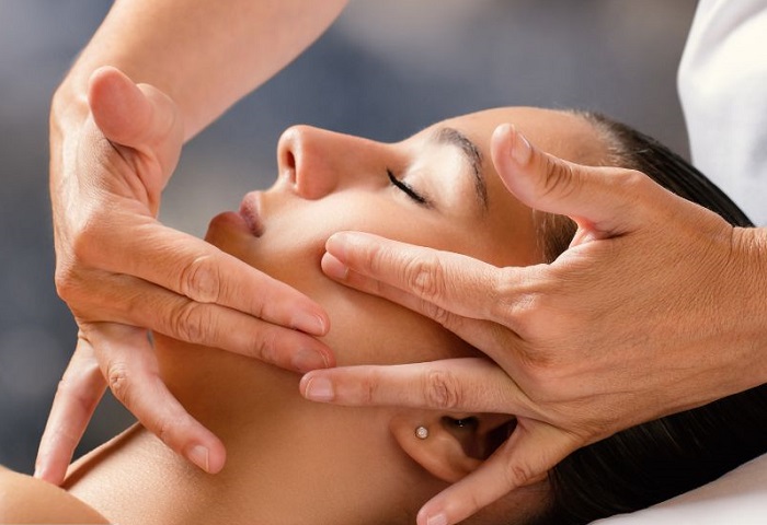 Massage giảm nếp nhăn khóe miệng