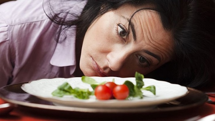 Nếp nhăn chạy thẳng giữa trán Nếp nhăn chạy thẳng giữa trán