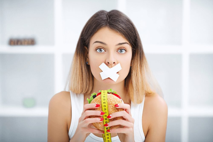 Người có nếp nhăn giữa 2 lông mày
