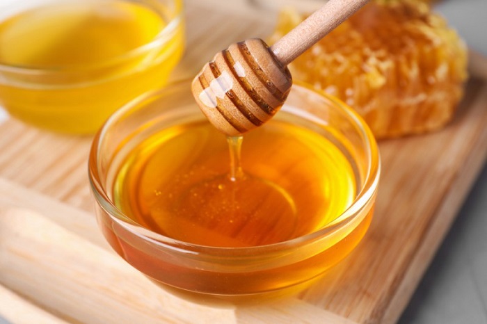 Xóa nếp nhăn vùng mắt bằng mật ong