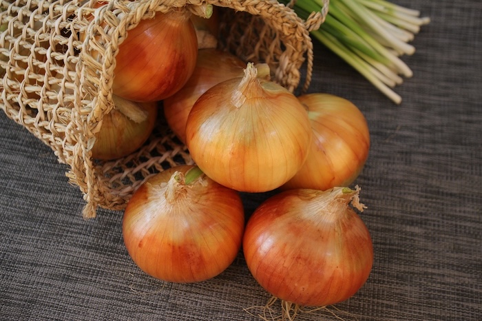 Hành tây có trị được nám không