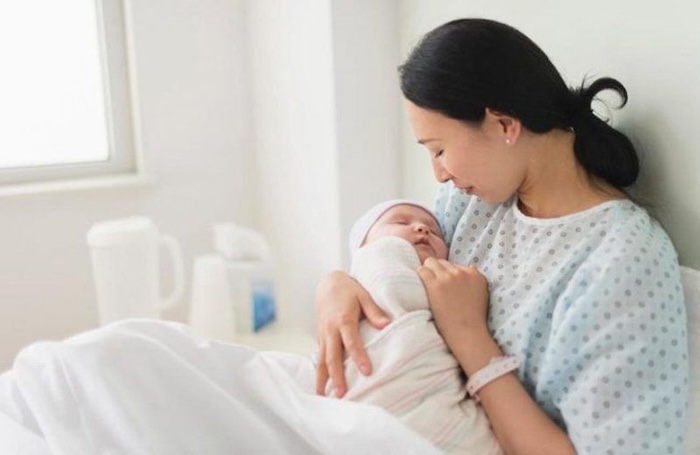 Nữ bị hói 2 bên trán Nữ bị hói 2 bên trán