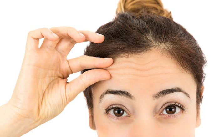 Có nếp nhăn ở trán